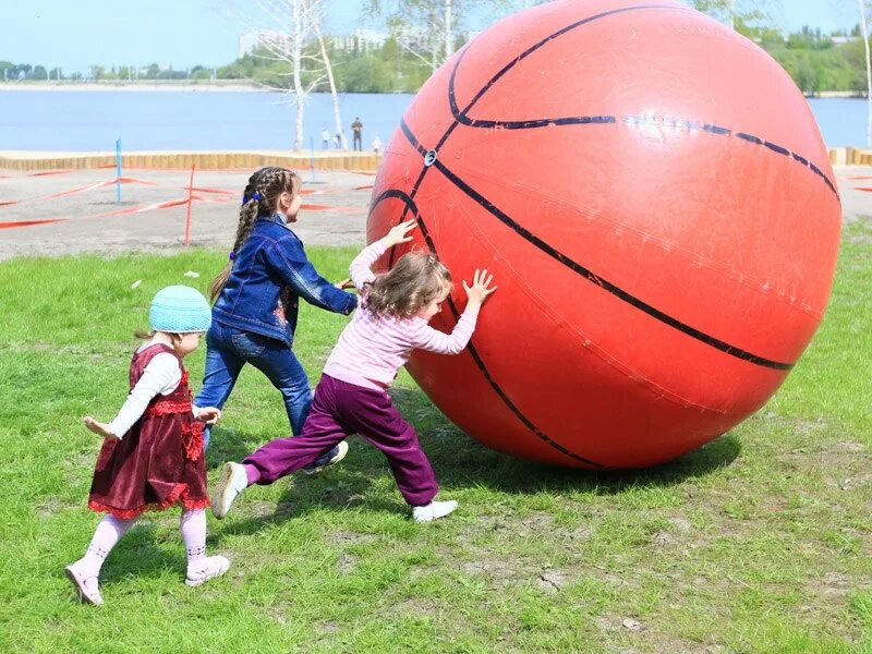 Физические развлечения. Спортивные игры для детей. Мяч детский. Игры с мячом на свежем воздухе. Спортивные игры на улице.