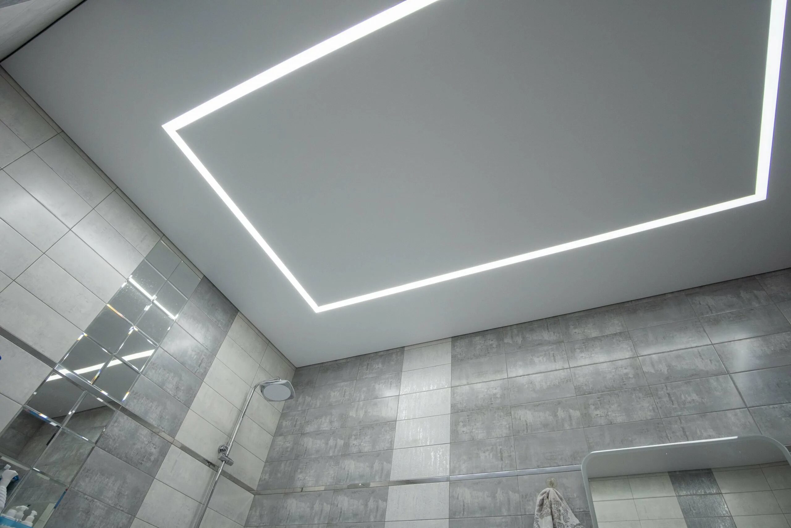 Белый потолок в ванной. Парящий потолок в ванной. Световые линии на потолке в ванной. Натяжной потолок в серую ванну. Потолок в ванную со световыми линиями.