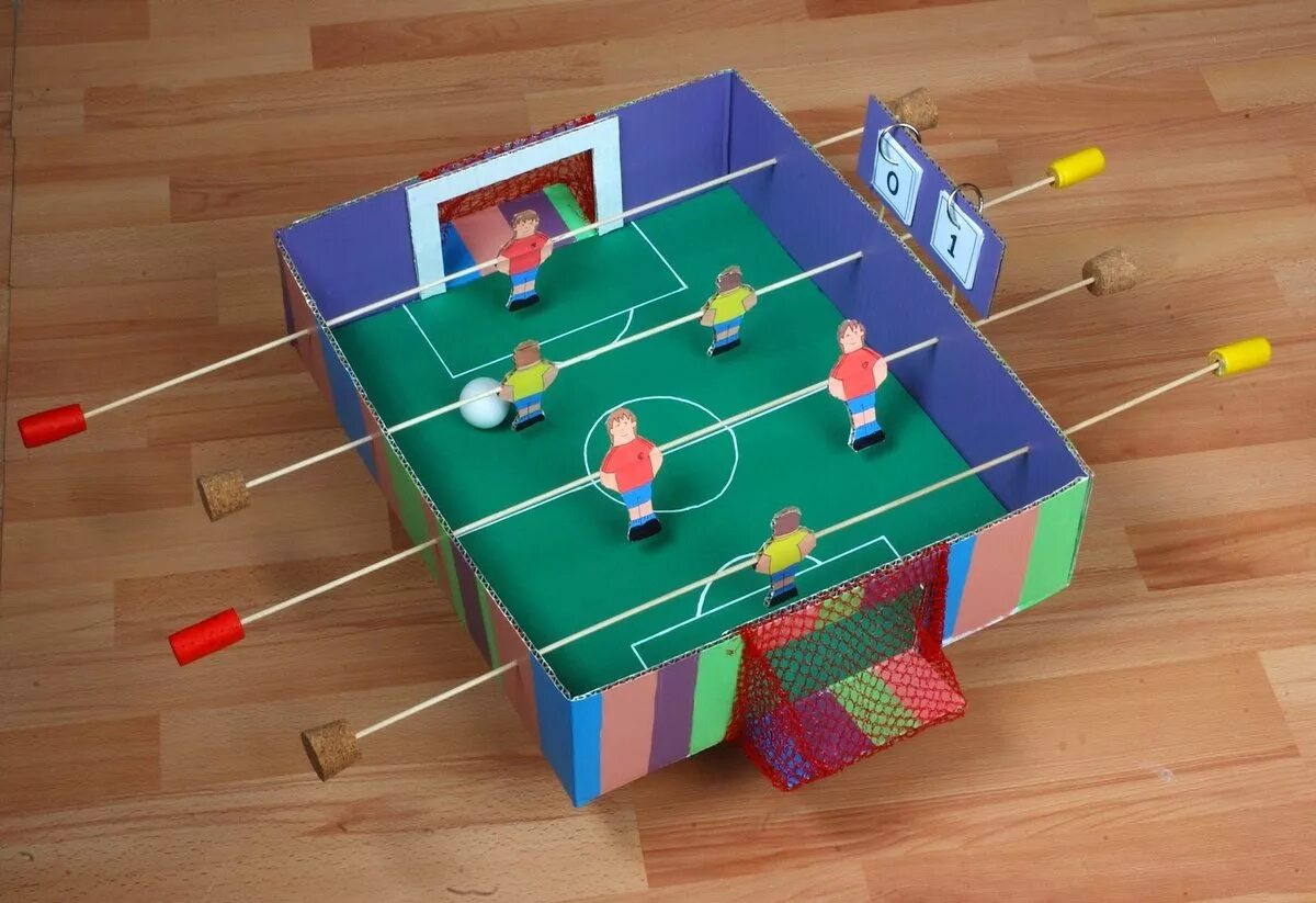 Спортивные игрушки. Поделки на тему спорт. Настольный футбол поделка. Спортивные игрушки для детей. Игры сделанные из коробки