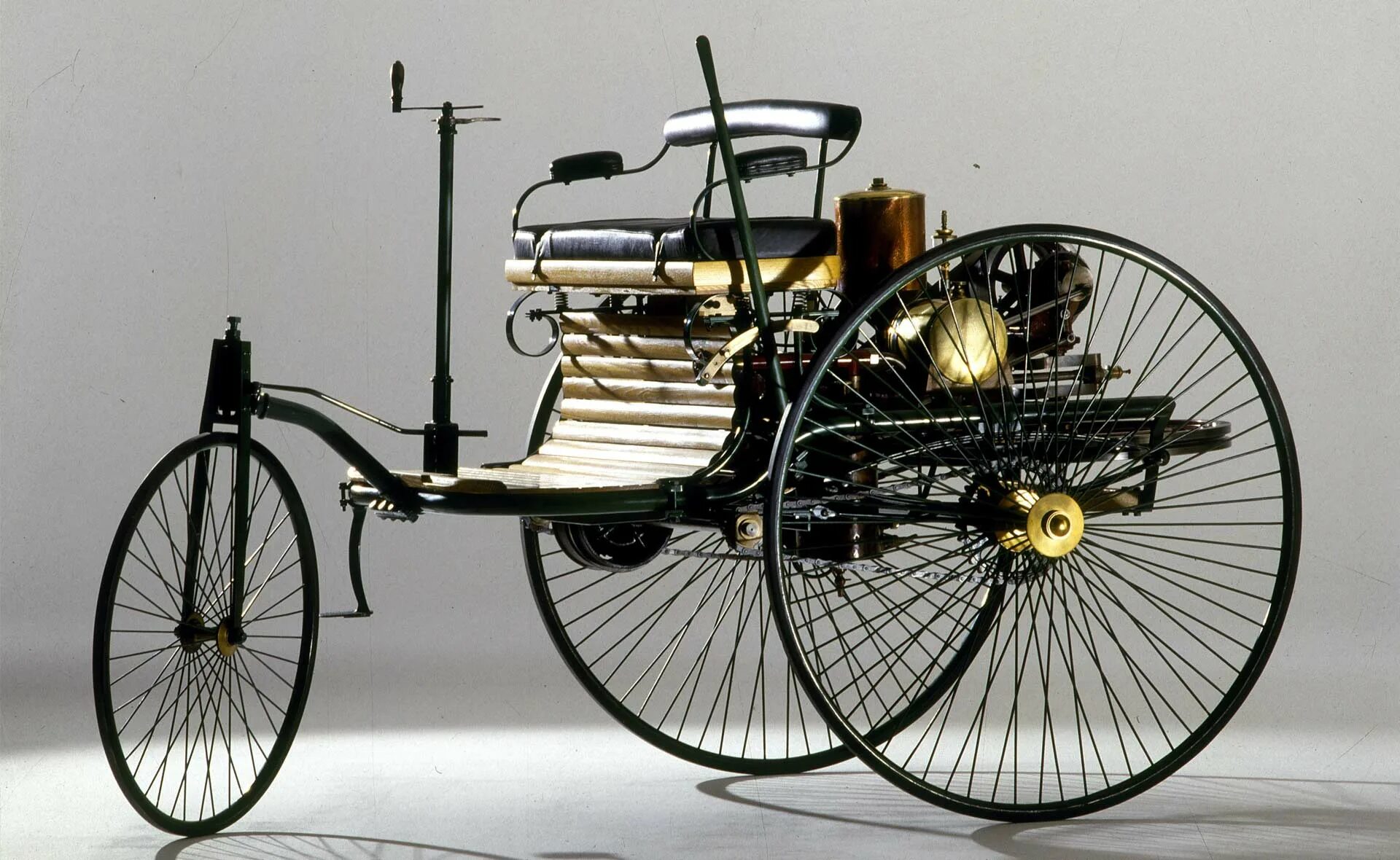 Выпущен первый в мире. Первый Мерседес Бенц 1886. Benz Patent-Motorwagen 1886. Машина Benz Patent-Motorwagen.