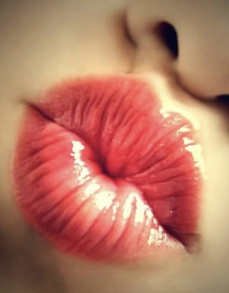 Поцелуй в губы. Губки женские. Нежные губки. Губы сердечком.