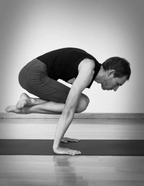 Лоласана. Лоласана. Бакасана лоласана. Асана лоласана. Лоласана айенгар.