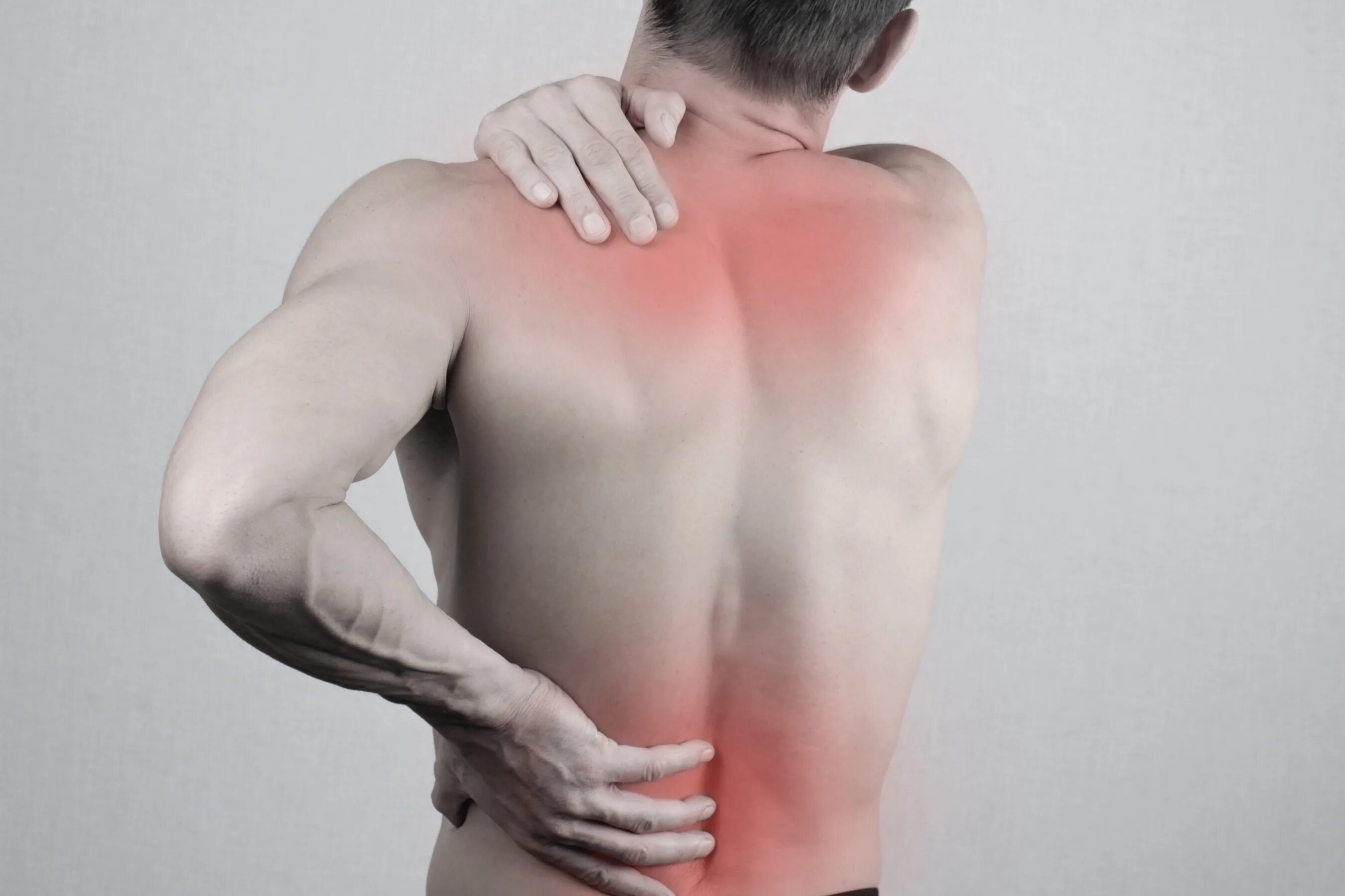 Растяжение мышц спины. Болит спина. Спина человека.