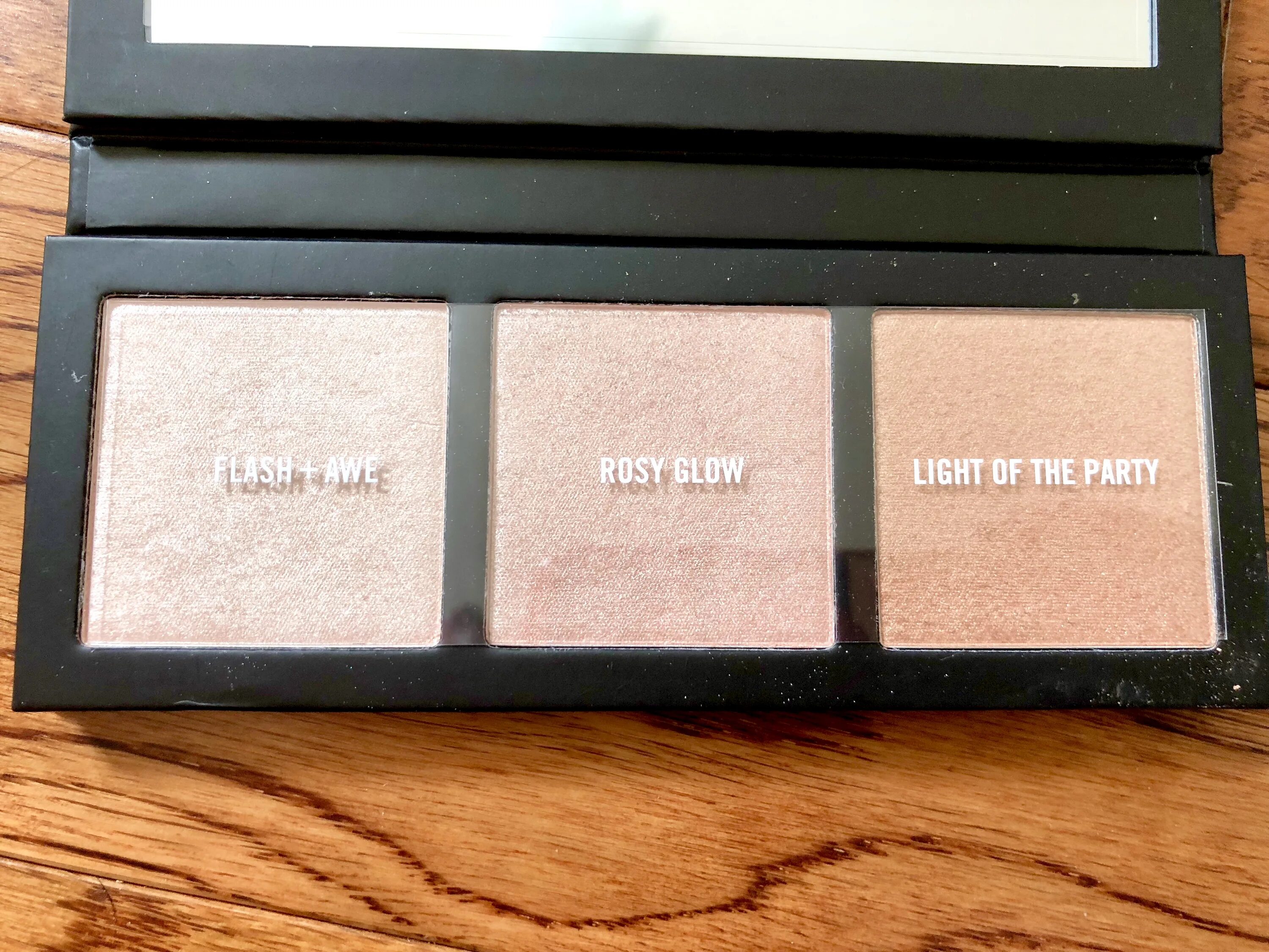 Hyper real mac. Mac hyper real glow palette. mac hyper real glow свотчи. mac hyper real glow palette get lit. палетка хайлайтеров мак.
