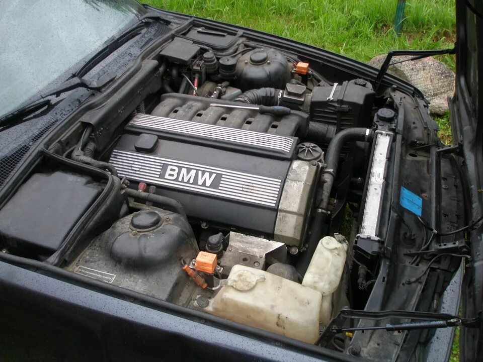 Бмв е 34 мотор. BMW e34 моторный отсек. БМВ 518 е34 моторный отсек. Двигатель BMW 525 IX. BMW e34 моторный отсек без мотора.