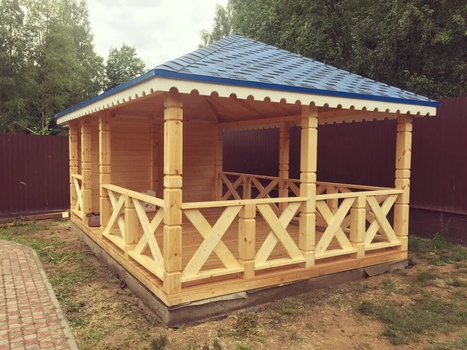 Столбы для беседки из дерева. Беседка деревянная 4х4. Беседка из столбов деревянных. Беседка с резными столбами. Резные деревянные беседки.