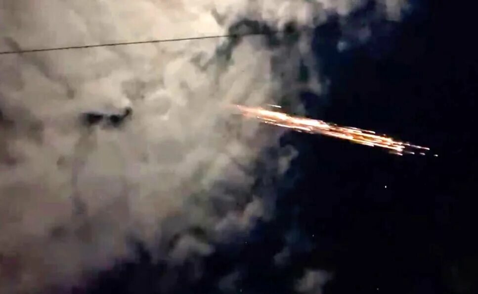 Сгорела ракета. Ракета Falcon 9 в небе. Ракета в атмосфере. Ракета сгорает в атмосфере. Сгоревшие ступени ракет.