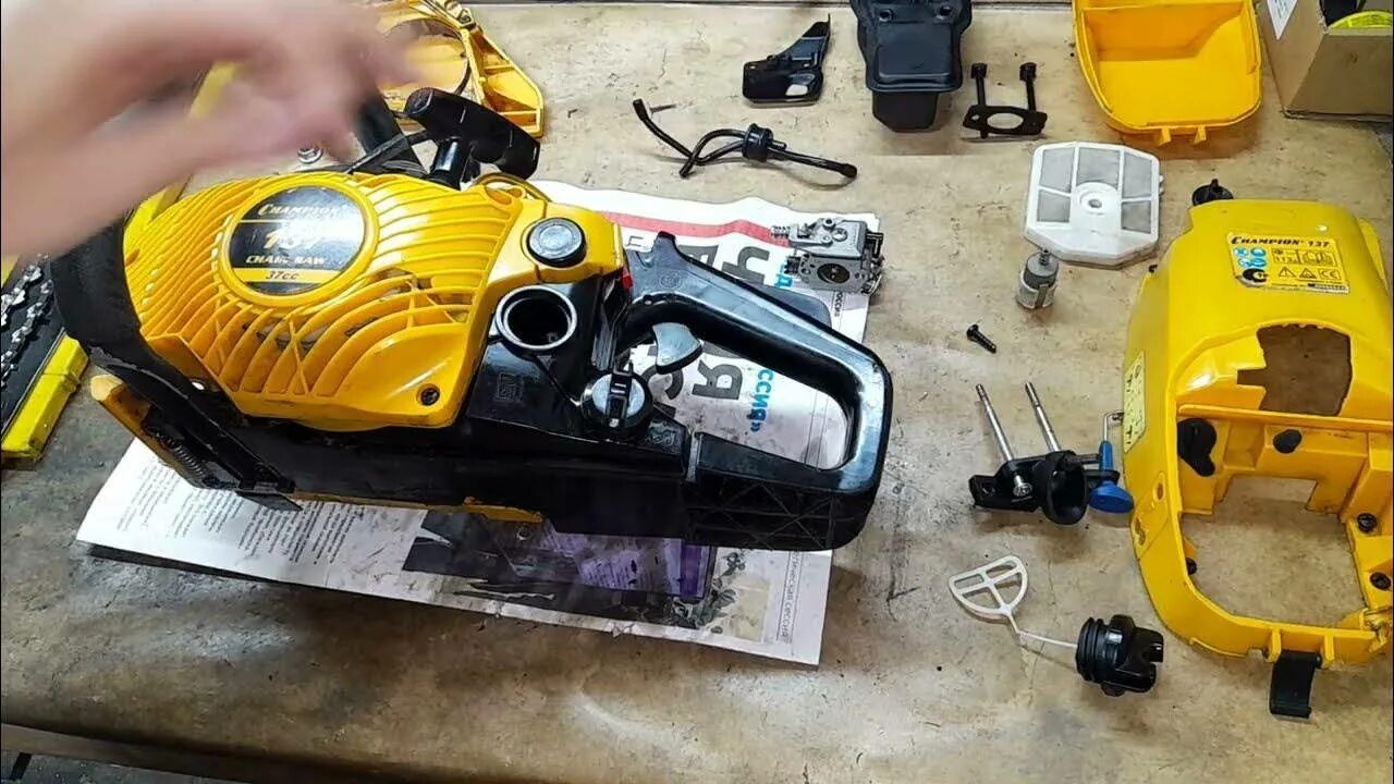 Чистка бензопилы. Шприц для смазки бензопилы. Чистка бензопилы. Чистка бензопилы. Фильтр топливный партнер 350.