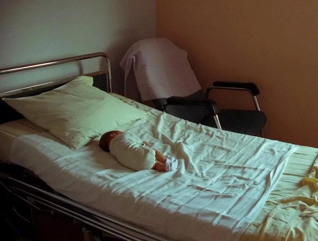Форум оставил ребенка. Детская кровать в больнице. Кровать в палате больницы. Кровати в роддоме для детей.