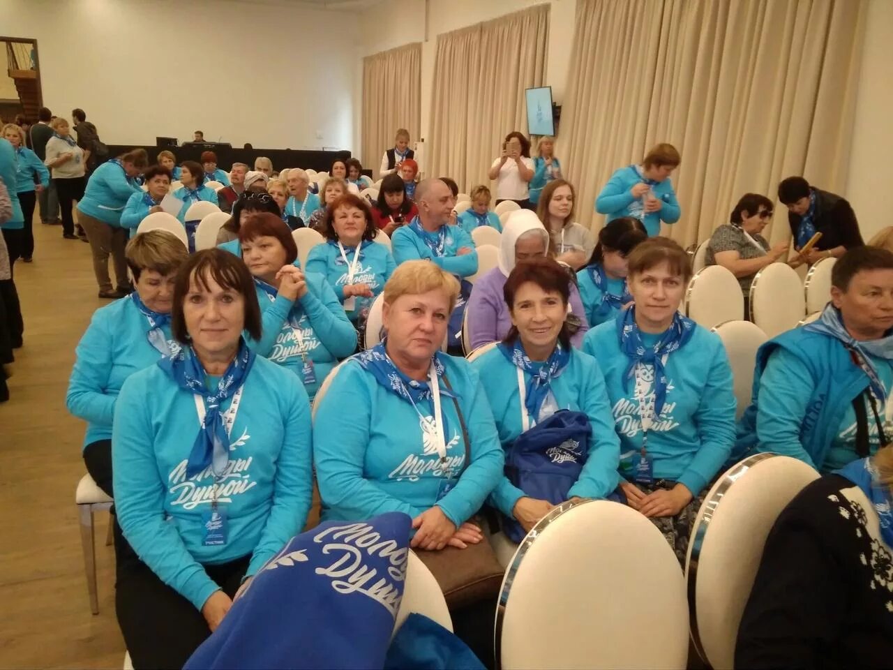 Социальная защита великие луки. Волонтеры на олимпиаде. серебряные волонтеры сочи. соцзащита великие луки. доброволец 2019.