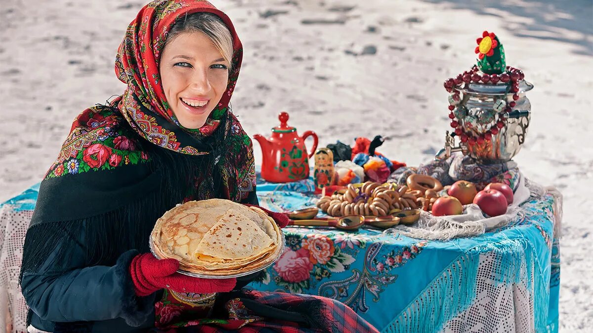 Сегодня начало масленицы. Масленица. Угощения на Масленицу. Масленица фото. Девушка с блинами.