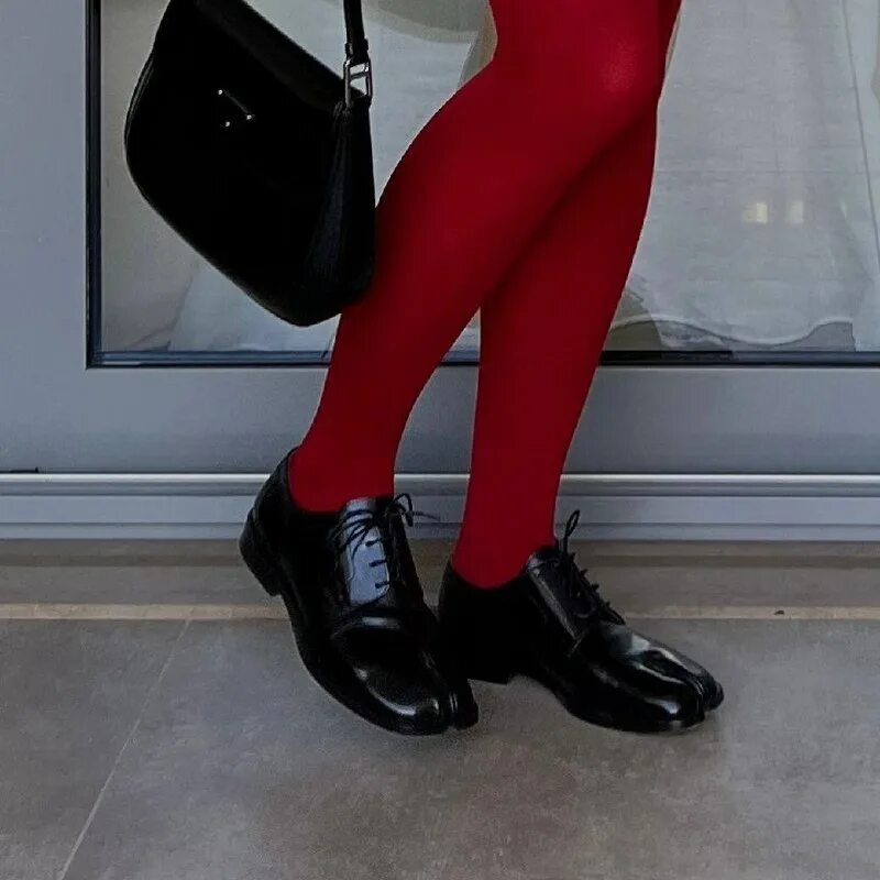 колготки мода осень 2021. образ с красными колготками. красные колготки тренд 2023. свежий модный образ. цветные колготки обоазы.