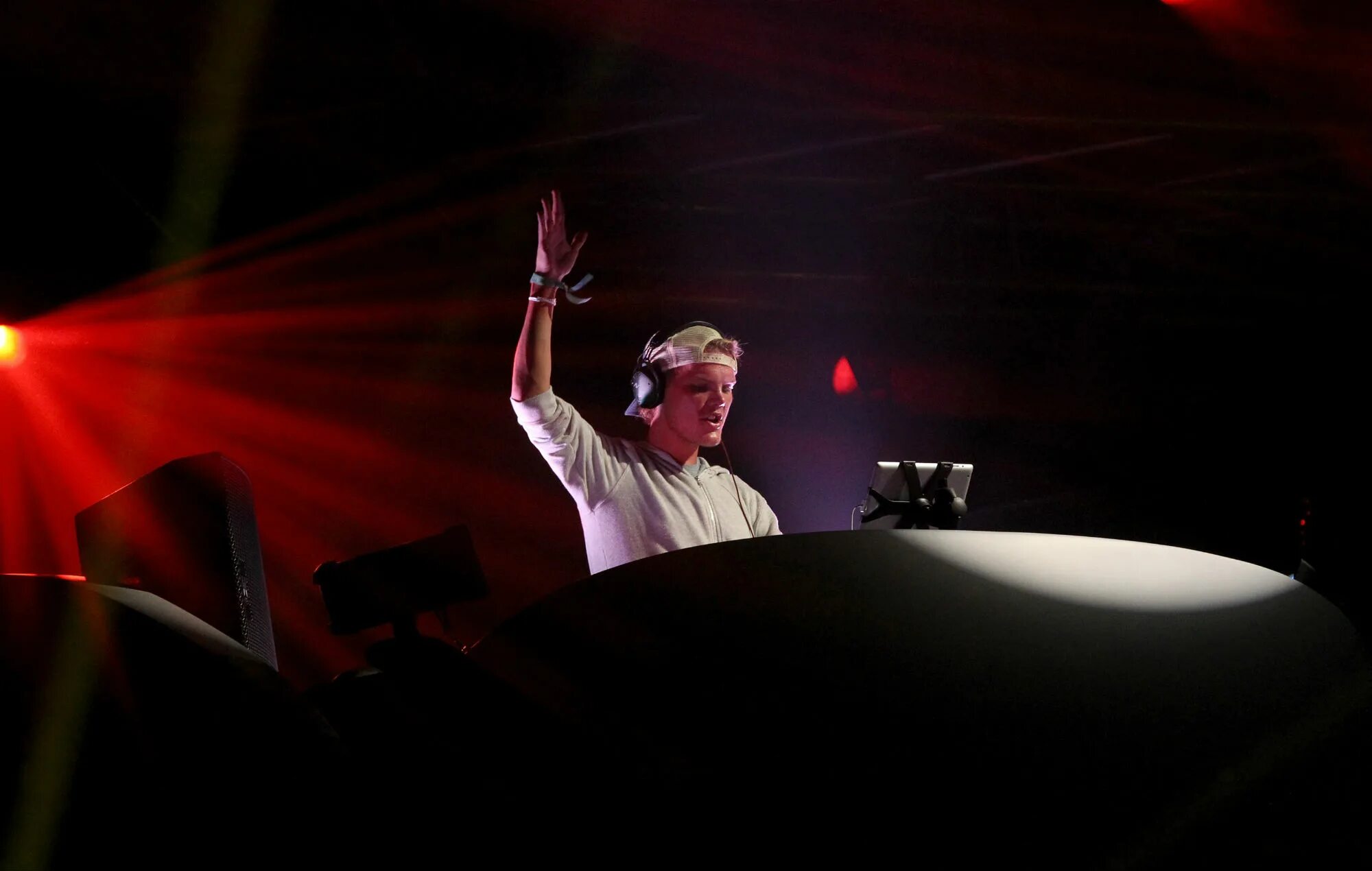 Avicii darkness. Диджей avicii. авичи шведский диджей концерт. avicii arena. авичи на концерте.