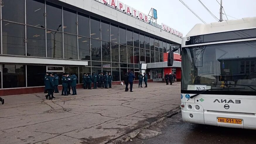 Вокзал саратов сегодня. Саратовский вокзал внутри. Саратов вокзал камера. Вокзал Саратов внутри. Саратов вокзал поездов.