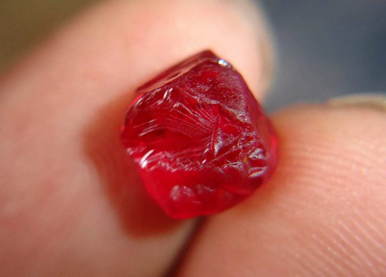 камни самоцветы рубин. рубин самый камень. красный рубин камень. рубин большой камень. рубин (красный и малиновый корунд),.