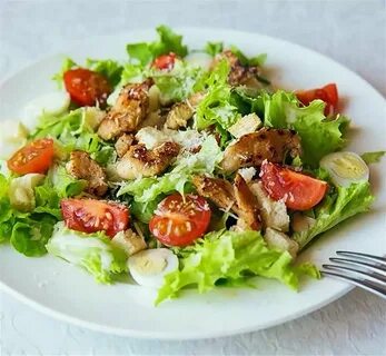 Салат с жареной курицей и помидорами