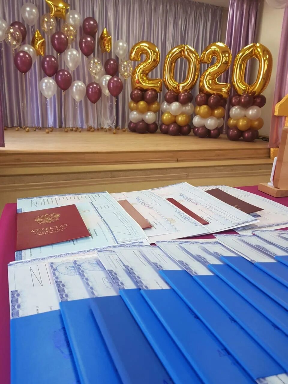 Оформление выпускного 11 класс. Украшение зала на выпускной. украшение выпускного в школе. украшение зала на выпускной в школе 11 класс. украшение зала на выпускной 9 кл.