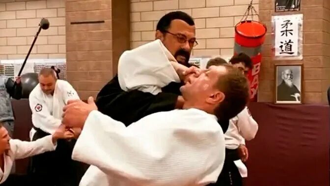 Сигал какое единоборство. Стивен сигал айкидо. Стивен сигал aikido. Стивен сигал приемы айкидо фото. Стивен сигал боевые искусства.