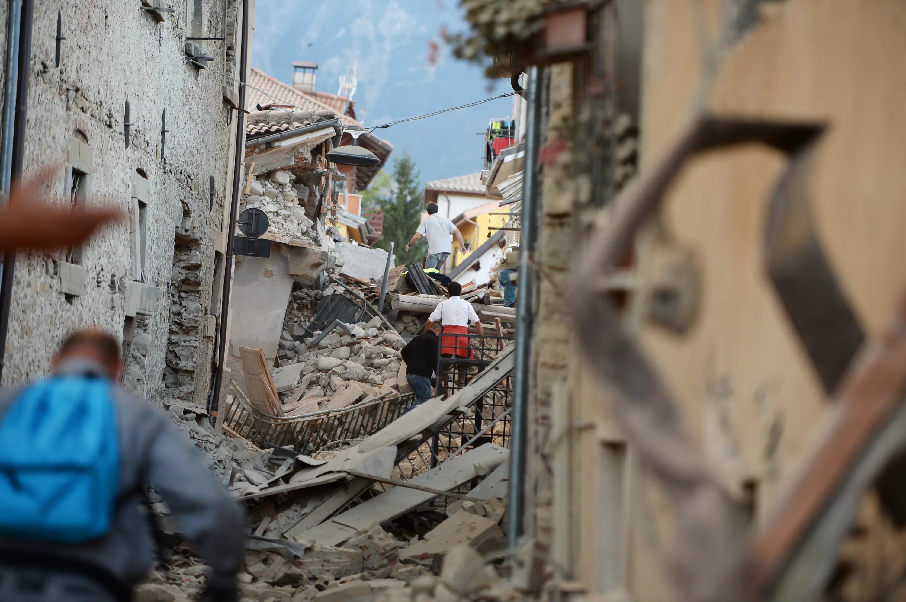 Землетрясения сегодня красноярск. Землетрясение в Италии 24 августа 2016. Италия землетрясение 2009. Сегодняшнее землетрясение в Италии. Два землетрясения произошли в Италии.