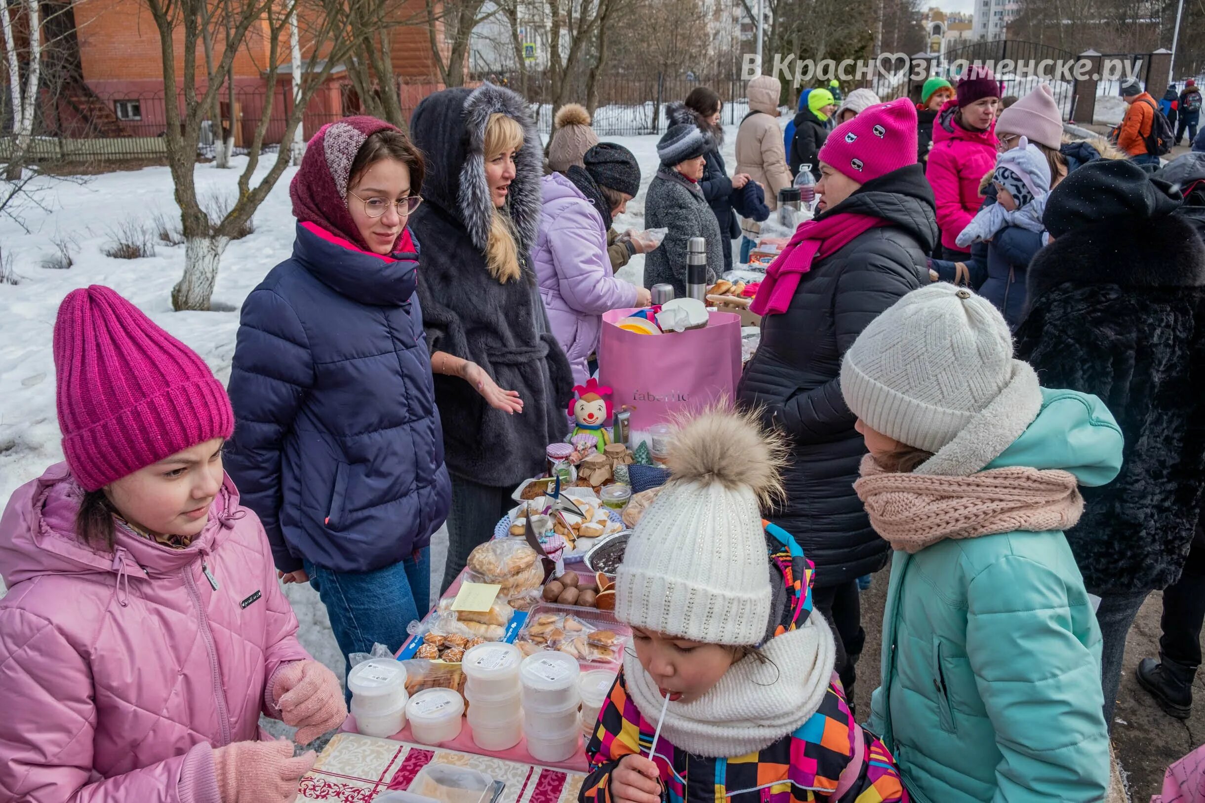 Школьная ярмарка на масленицу. Ярмарка на Масленицу в школе. Сладкая ярмарка в школе. Масленичная ярмарка в школе.