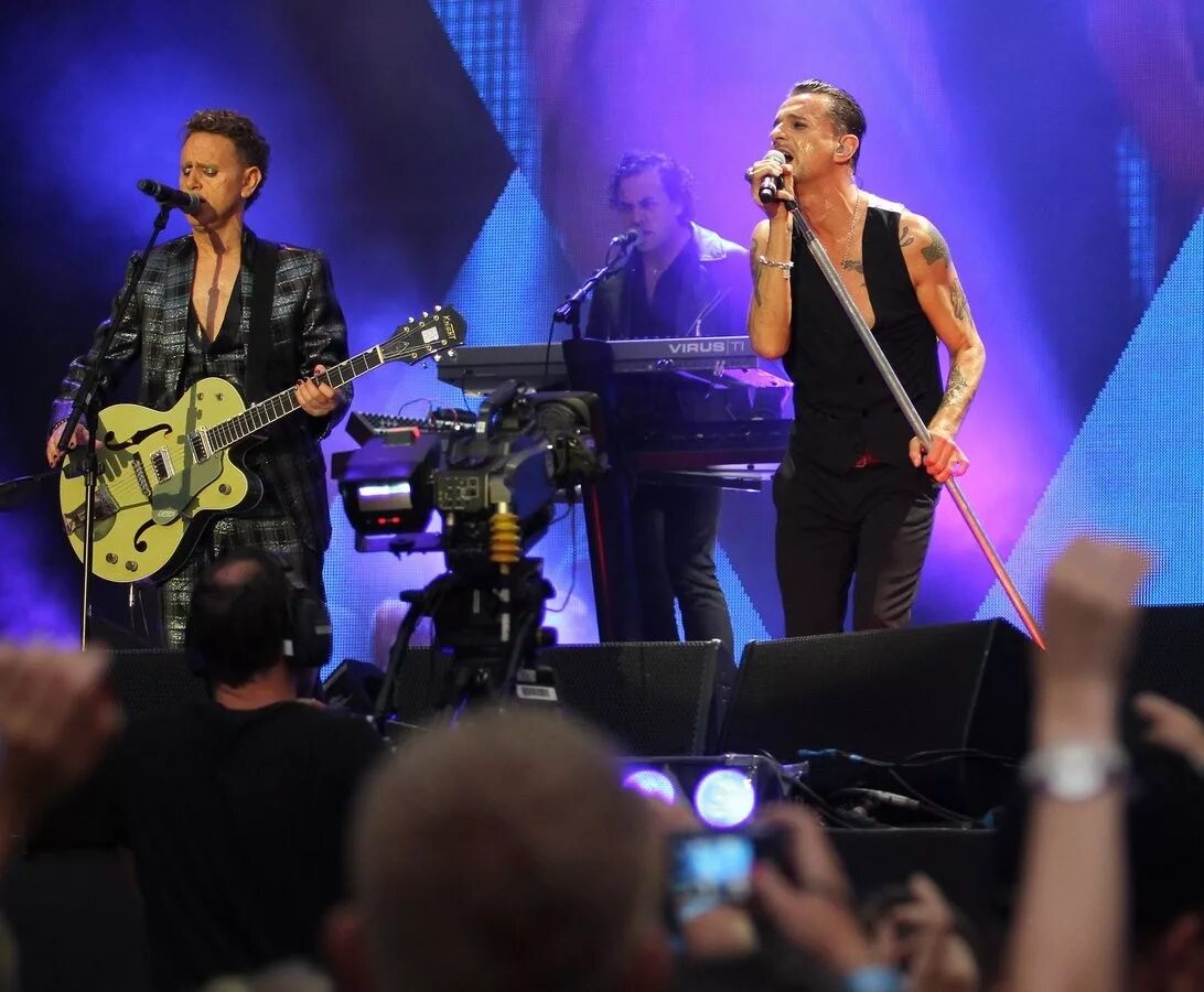 Депеш мод берлин видео. Depeche mode концерт. группа depeche mode концерт. группа депеш мод фанатов. депеш мод первый концерт.