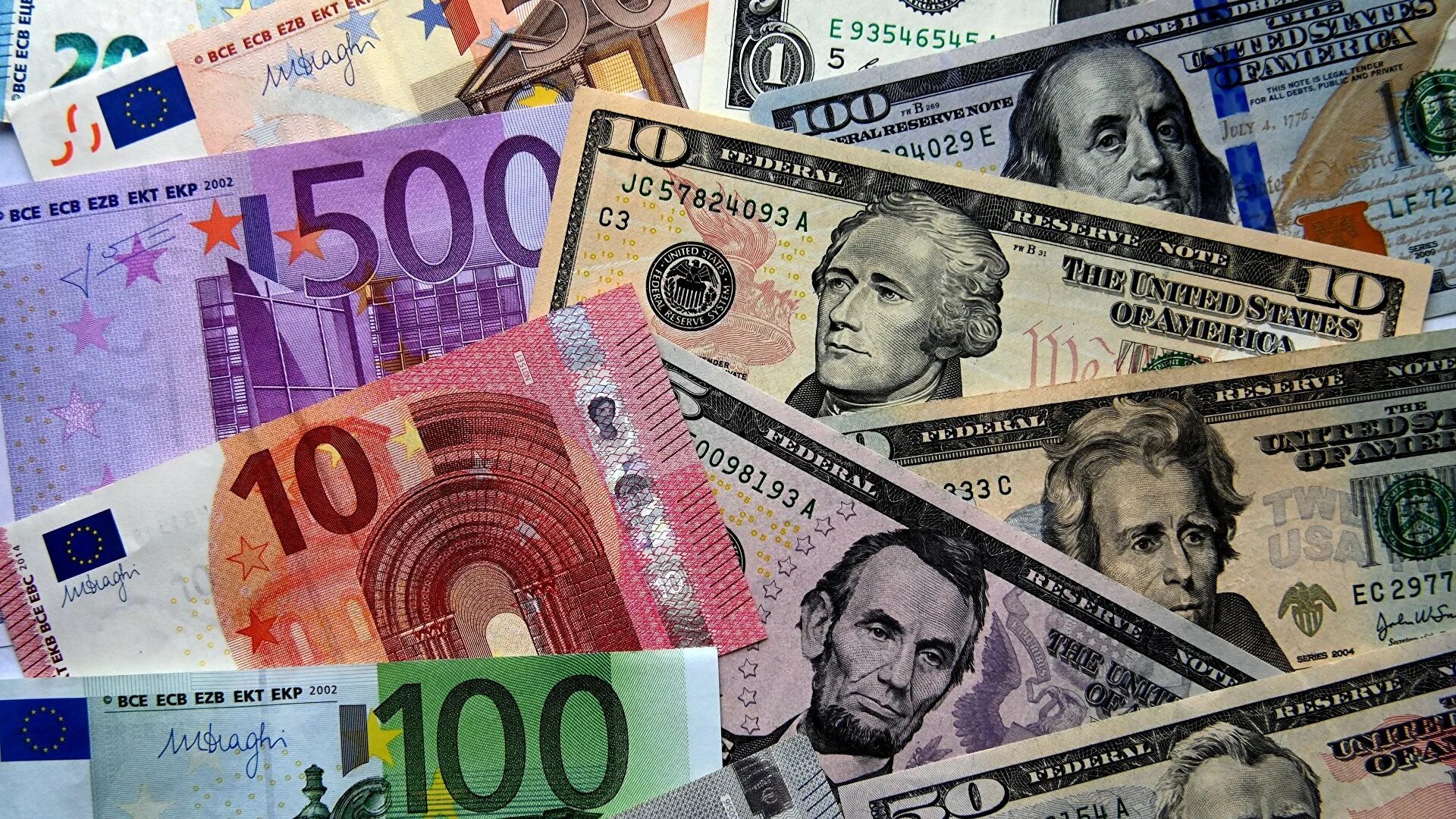 Евро доллара в москве. Доллар и евро. Купюры евро и доллара. Фото долларов и евро. Валюта доллар евро.