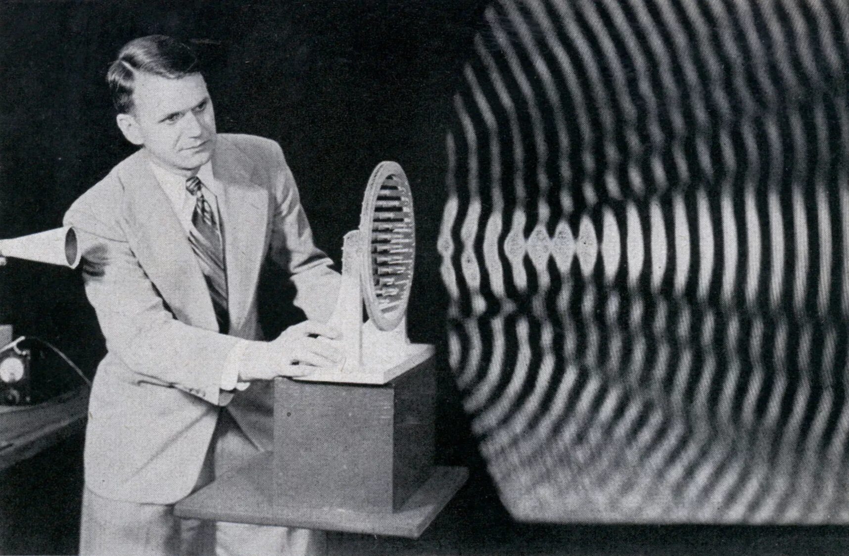 Технология цифровой записи звука была изобретена. Гавро инфразвук.