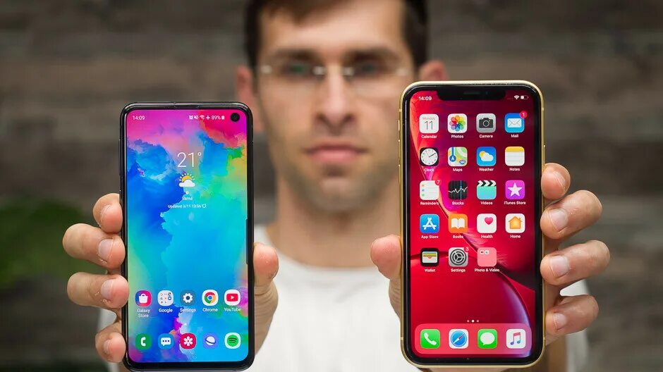 Iphone 10 galaxy. Samsung s10e. samsung galaxy s10e iphone x. iphone xr vs galaxy s10e. s10e vs xr iphone.