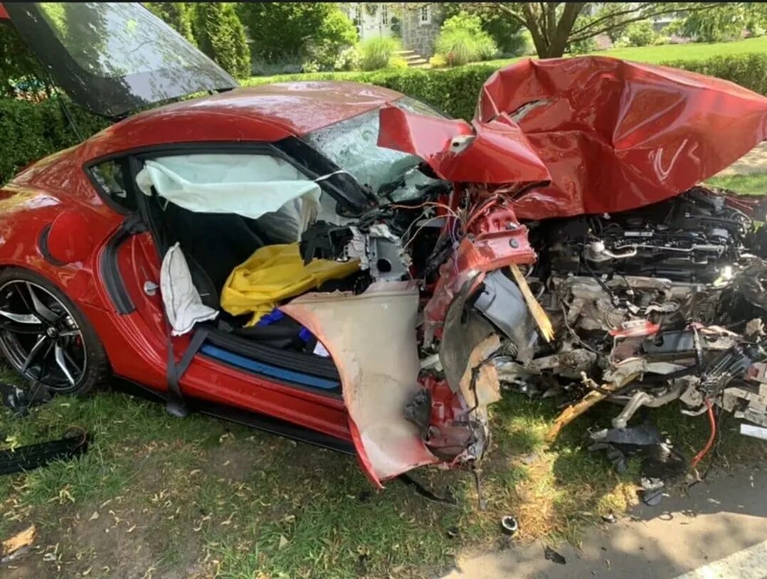 Разбитый ауди а6. The car crashed into a tree. The car crashed into a tree. Машина на дереве. The car crashed into a tree.