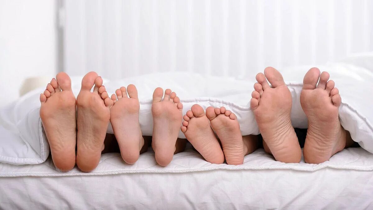 Включи мамочки ноги. Пятки семьи. Семья ноги. Детские ступни в постели. Ноги семьи из под одеяла.