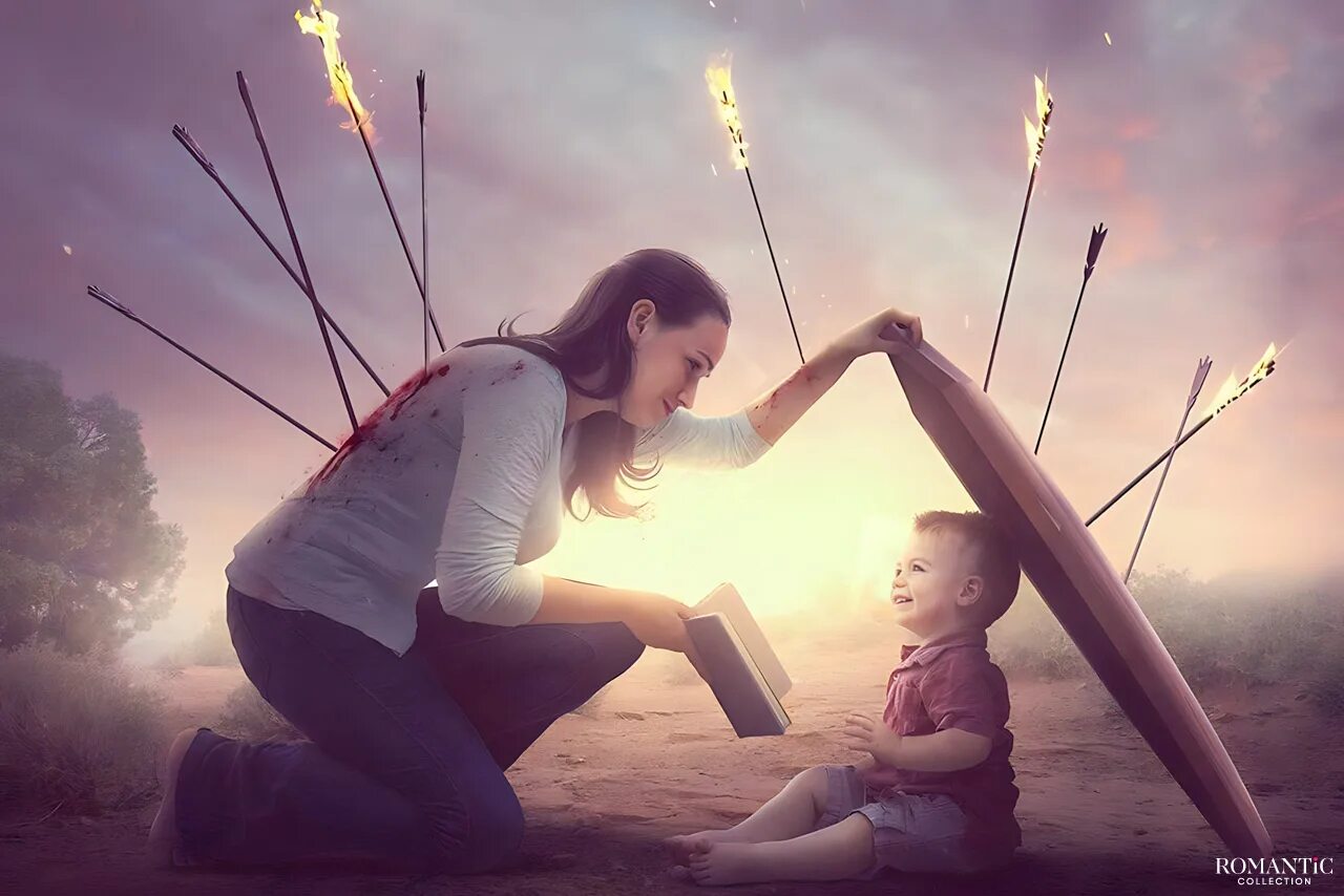 Держи меня сильно мама. Держи меня сильно мама. Новорожденный на руках. Девушка с ребенком на закате. Держание за руки.