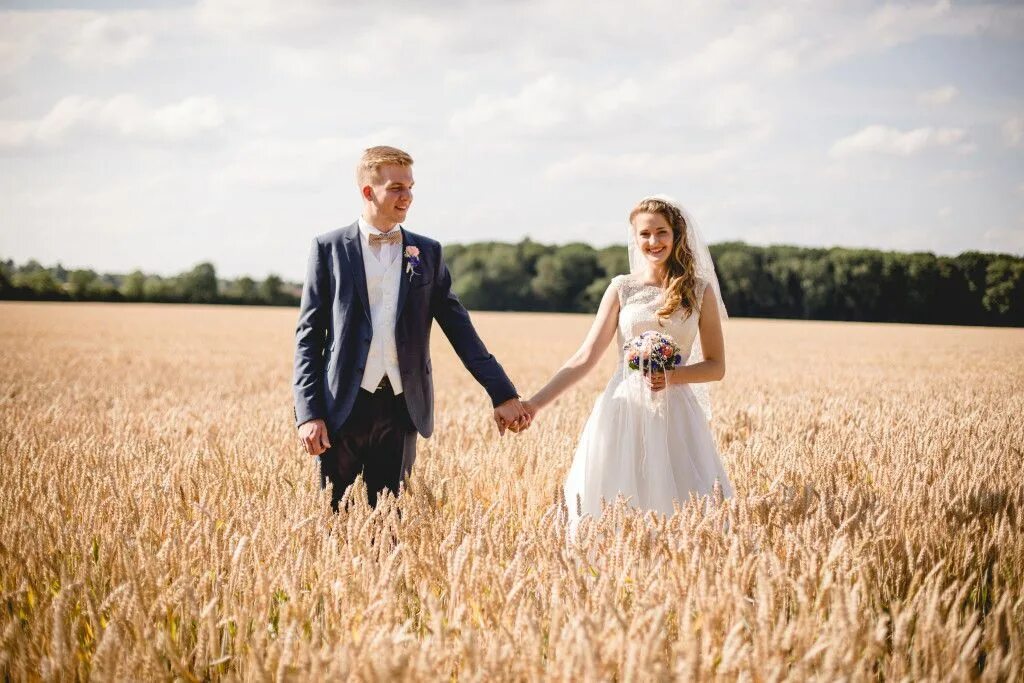 Свадьба в поле. Свадебная фотосессия в поле. Свдатба в поле.. Свадьба красивая в поле. Брачное поле