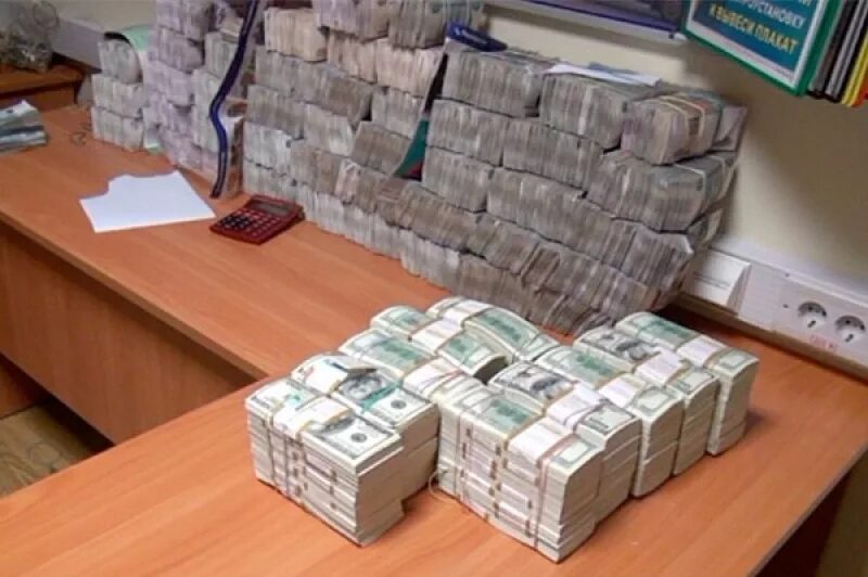 Огромная стопка денег. Много денег. Большая сумма наличных. Много денег. Деньги в руках.