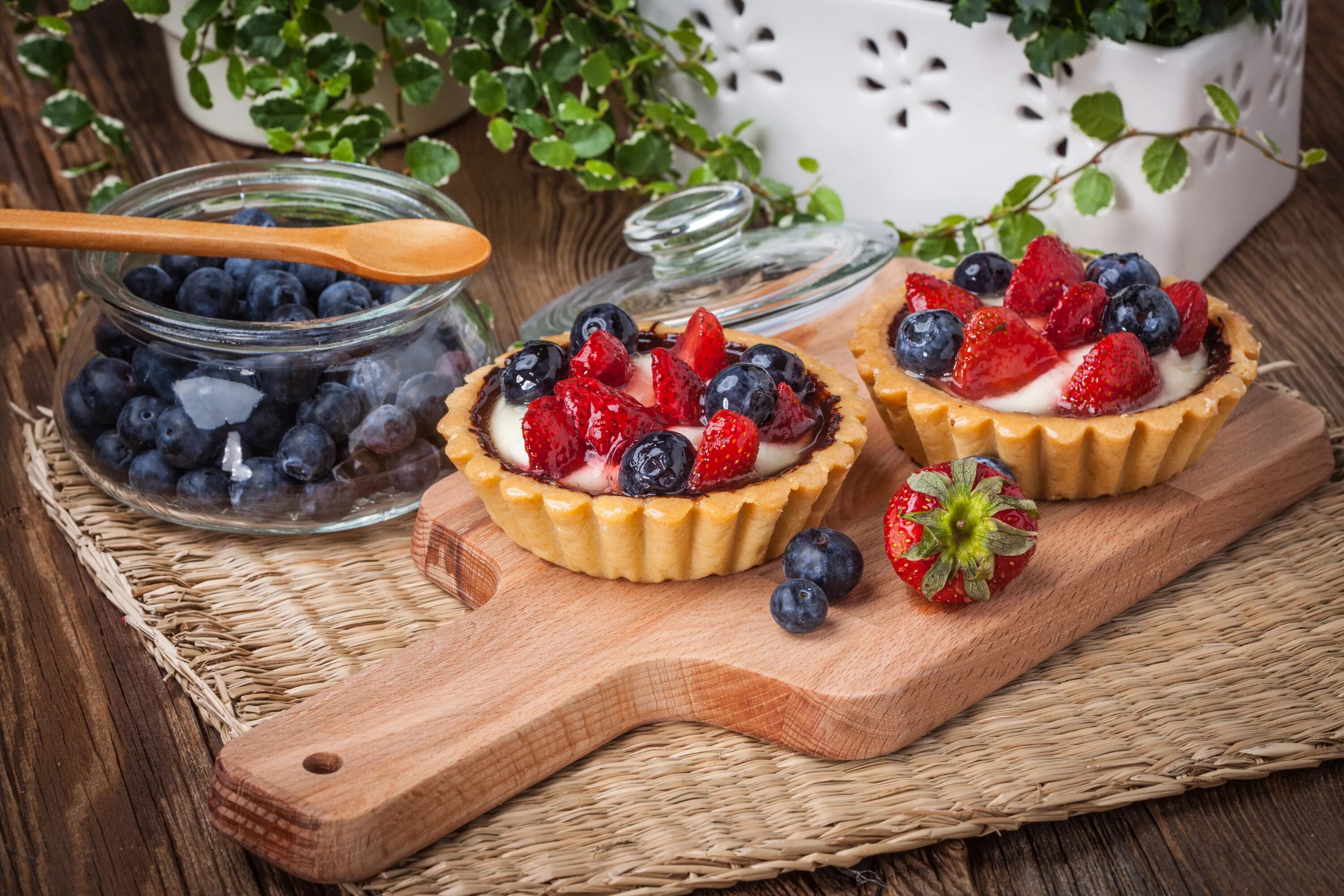 Тарталетки с ягодами. Пирожное с фруктами. Корзиночка с ягодами пирожное. Летний десерт.
