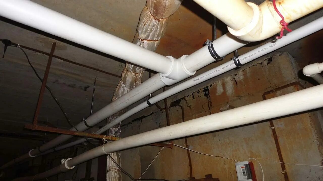 трубы хвс и гвс. прокладка труб канализации. монтаж 63 трубы полипропилен. подвал с трубами. пластиковые трубы в подвале.