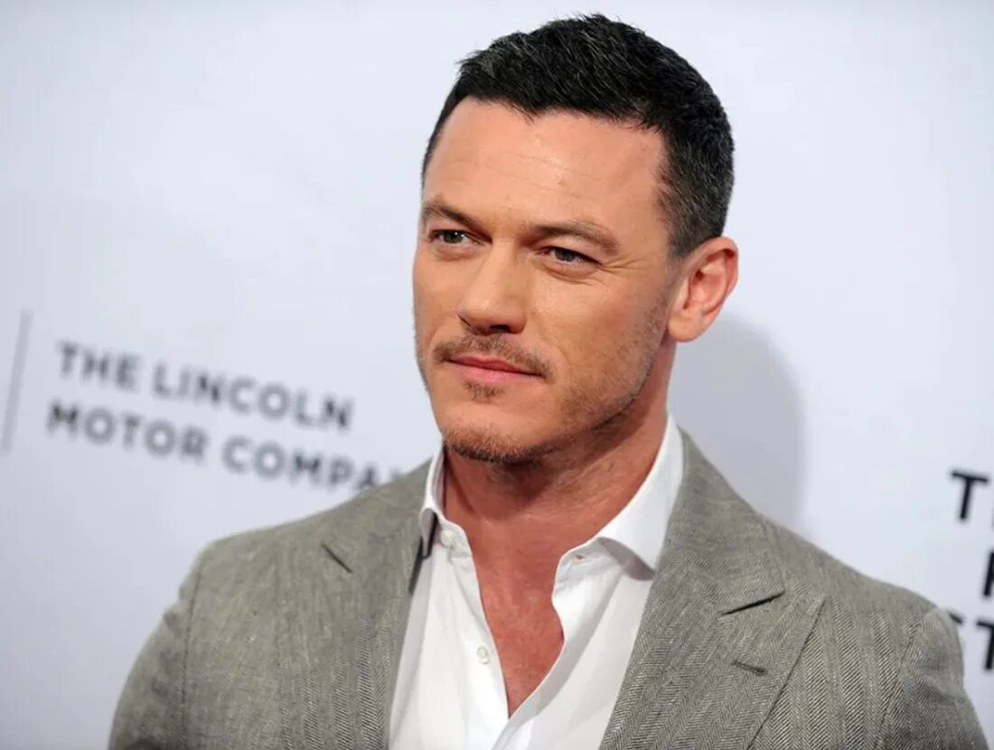 Luke evans. Люк Эванс. Люк Эванс фото. Люк Эванс Luke Evans. Люк Эванс 2023.