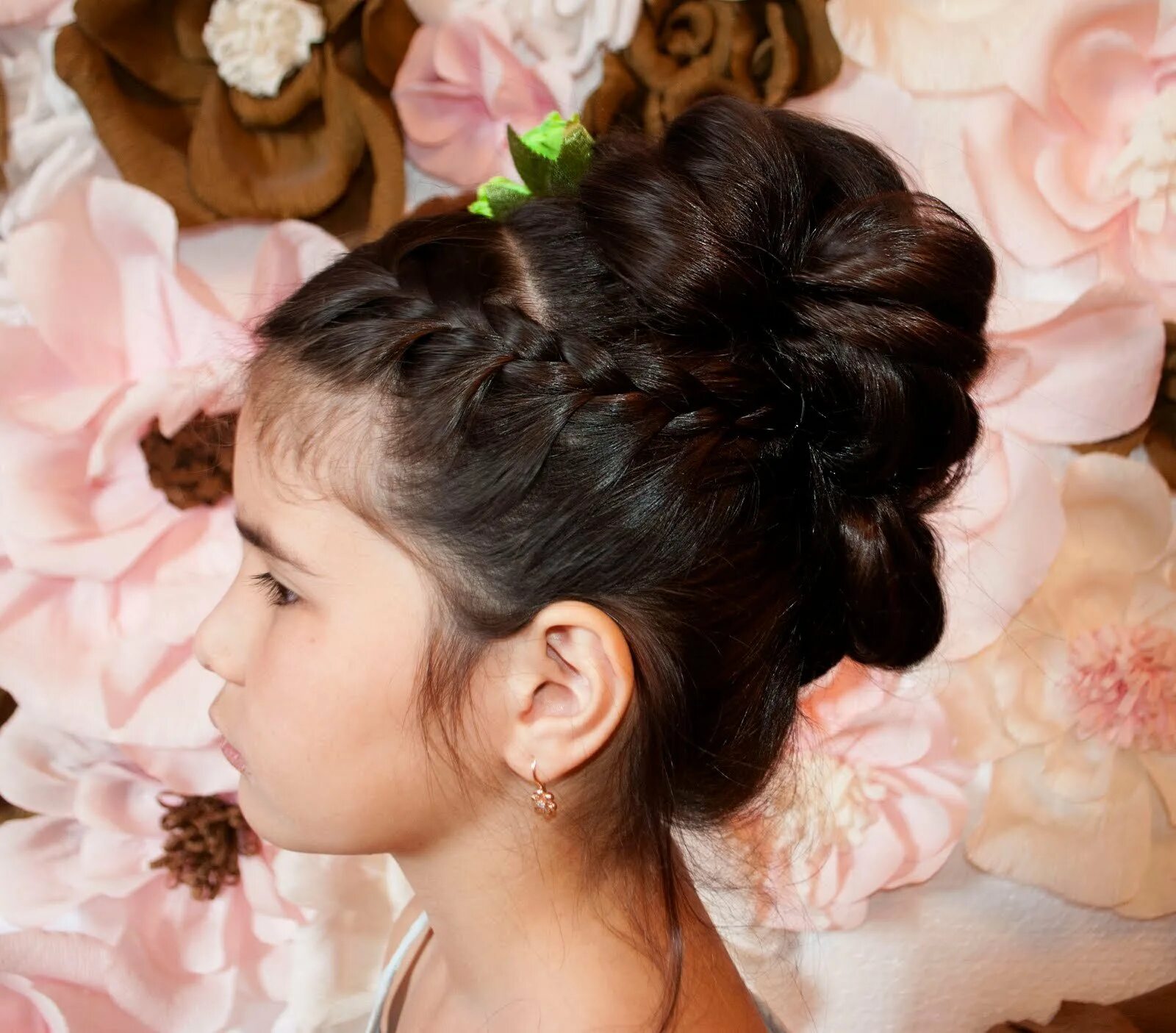 прическа детская на выпускном на длинном. прически на выпускной в детский скд. прически на выпускной в садик для девочки. прическа для девочки с локонами. причёски для девочек на выпускной в детском саду.