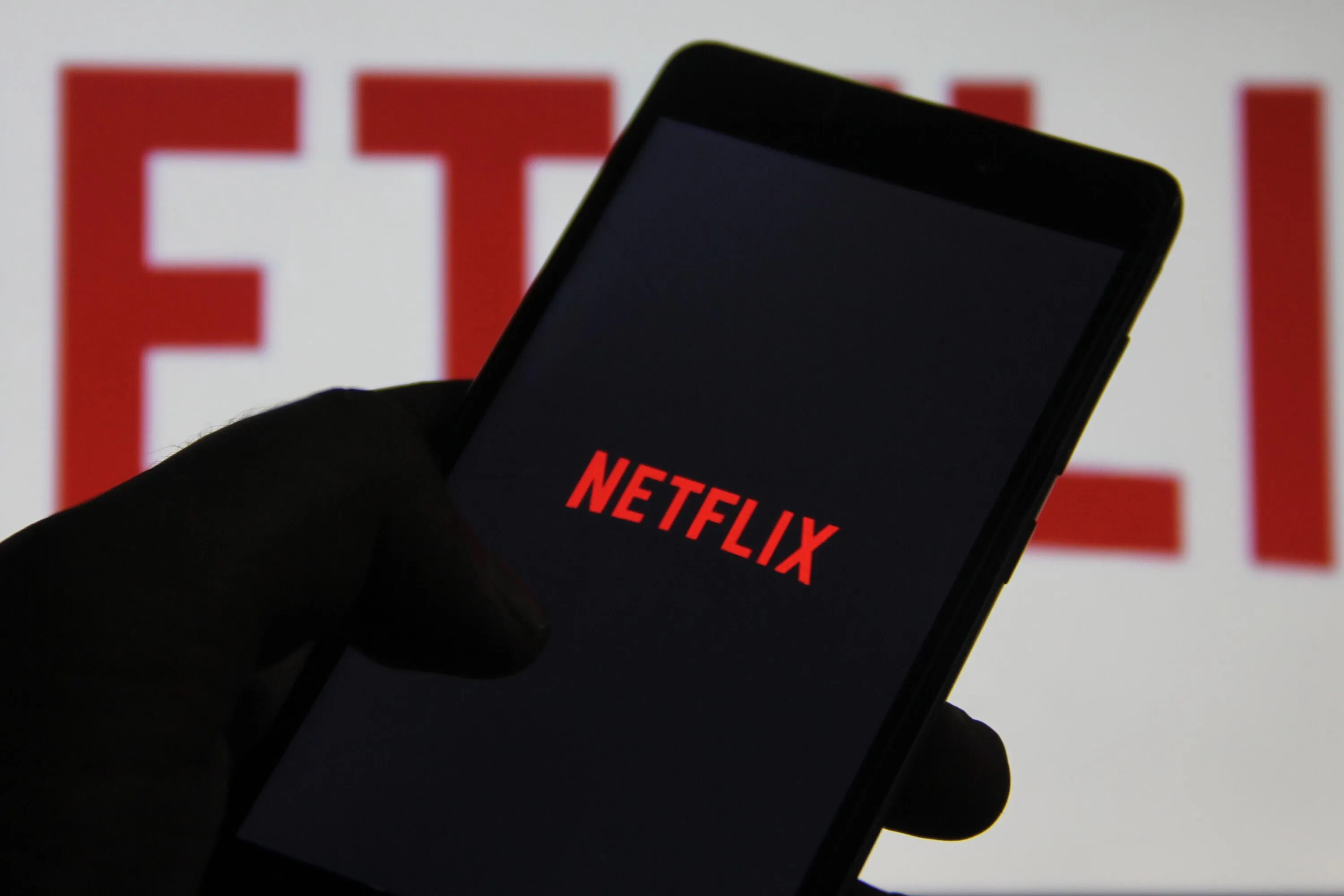 Аналог нетфликс. Стриминговая платформа нетфликс. netflix mobile. нетфликс фото. netflix логотип на телефон.