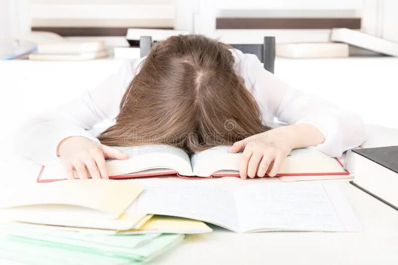 Выполнение домашнего задания. Ребенок выполняет домашнее задание. Дети с дисграфией. Ребенок выполняет домашнее задание. Девочка делает домашнюю работу.