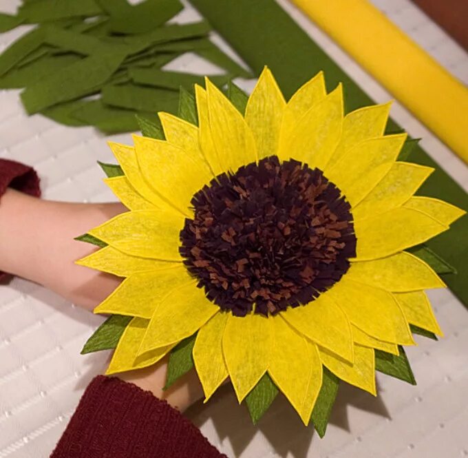 Большие подсолнухи из гофрированной бумаги. Подсолнух из гофрированной бумаги. Подсолнух из гофрированной бумаги. Букет из ферреро роше подсолнух. Поделка подсолнух.
