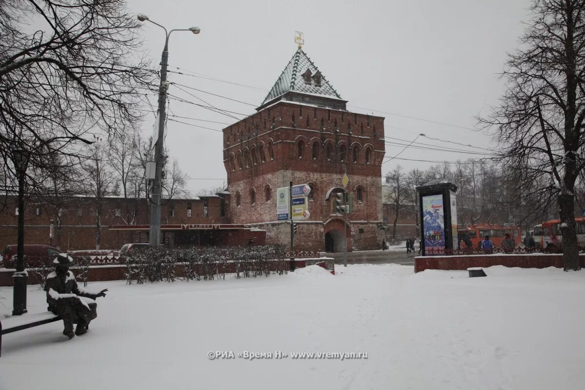 Погода в нижнем новгороде в феврале. Площадь Минина 800 летие. Угловой дом на площади Минина. Минина, ограниченная. Фото серые площади Минина и Пожарского в Нижнем Новгороде.