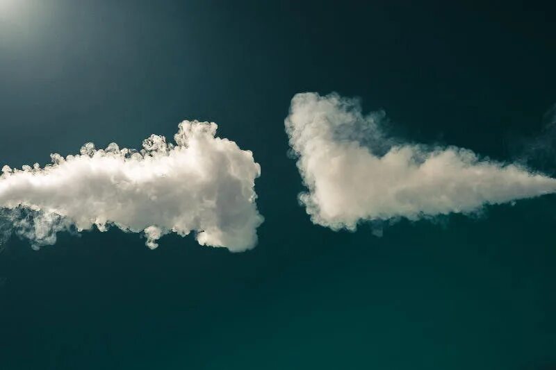 темные облака. клубы дыма. небо в дыму. дымовое небо. небо в дыму.