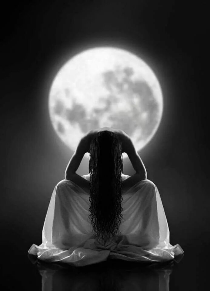 Темная ночь души это. Женщина Луна. Лунная женщина. Девушка разочарование. Женщина в чёрном и Луна.