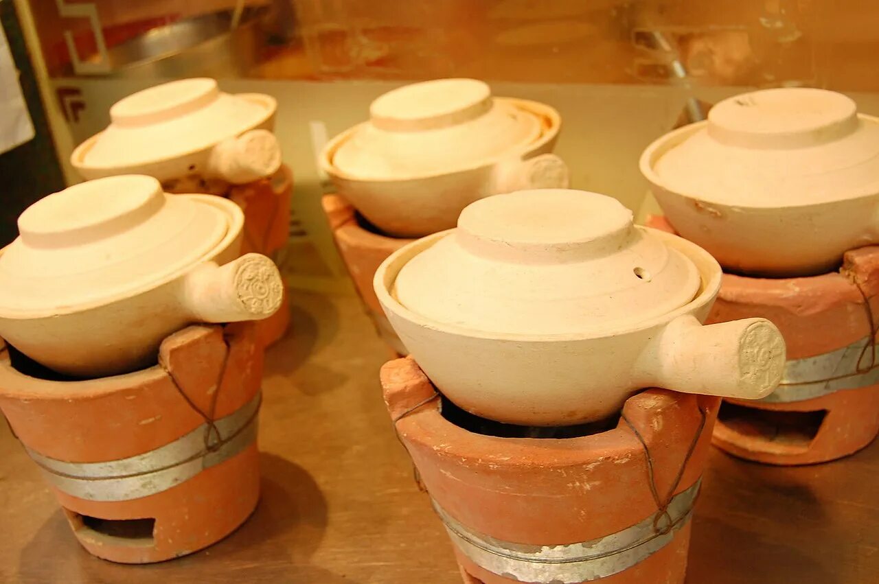 Китайский глиняный горшок. Глиняные горшки для приготовления пищи. Китайская глиняная кастрюля. Глиняный горшок для готовки.