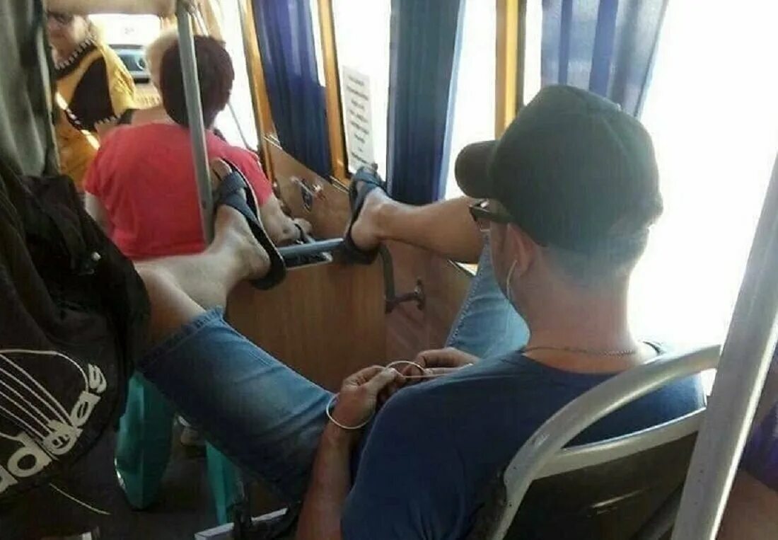 Юноша в автобусе. Ноги в автобусе. парень в автобусе. ноги в общественном транспорте.