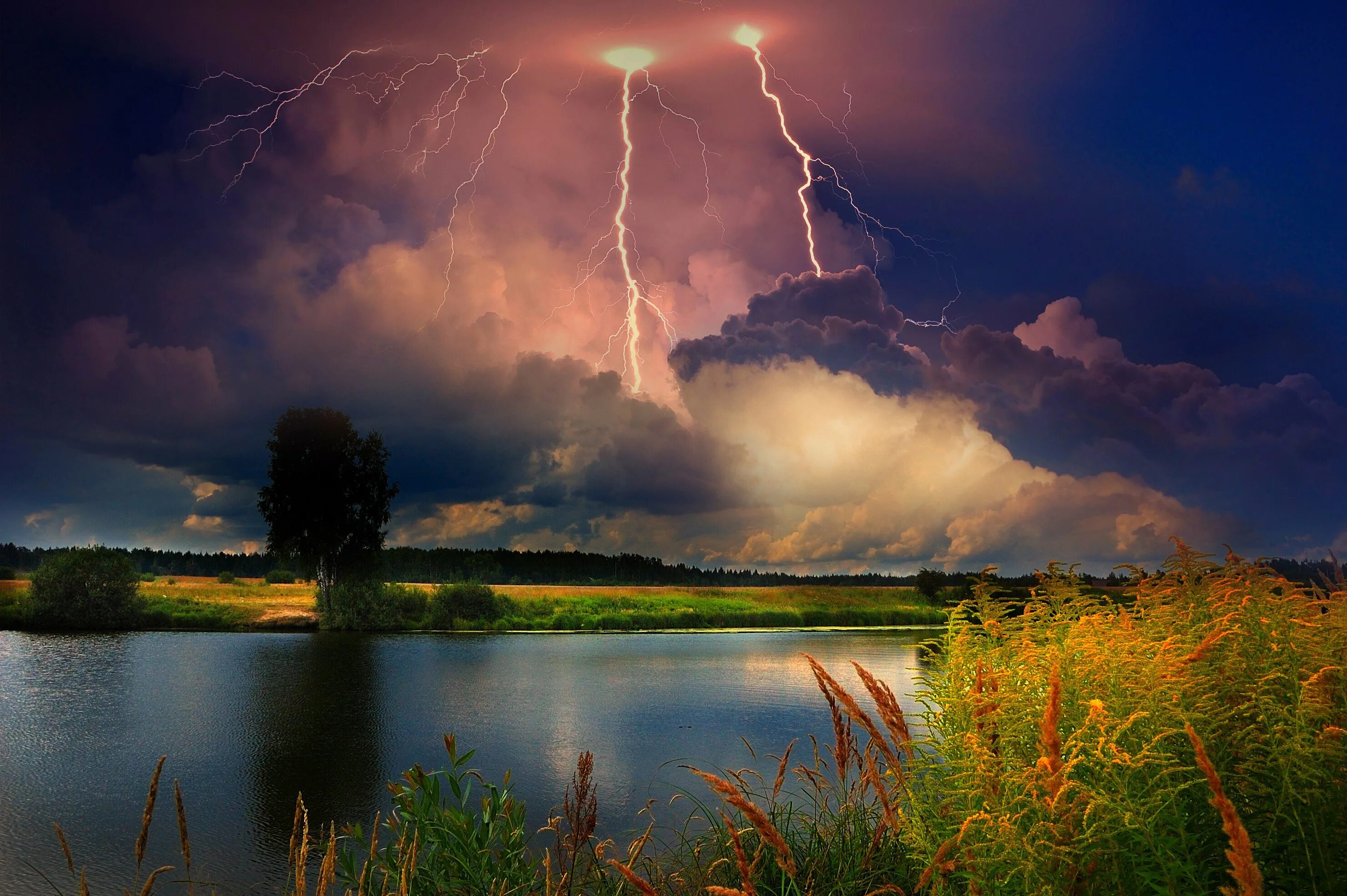 зарево. зарница атмосферное явление. чаще всего зарницы бывают в июле. чаще всего зарницы бывают в июле. зарницы над хлебным полем.