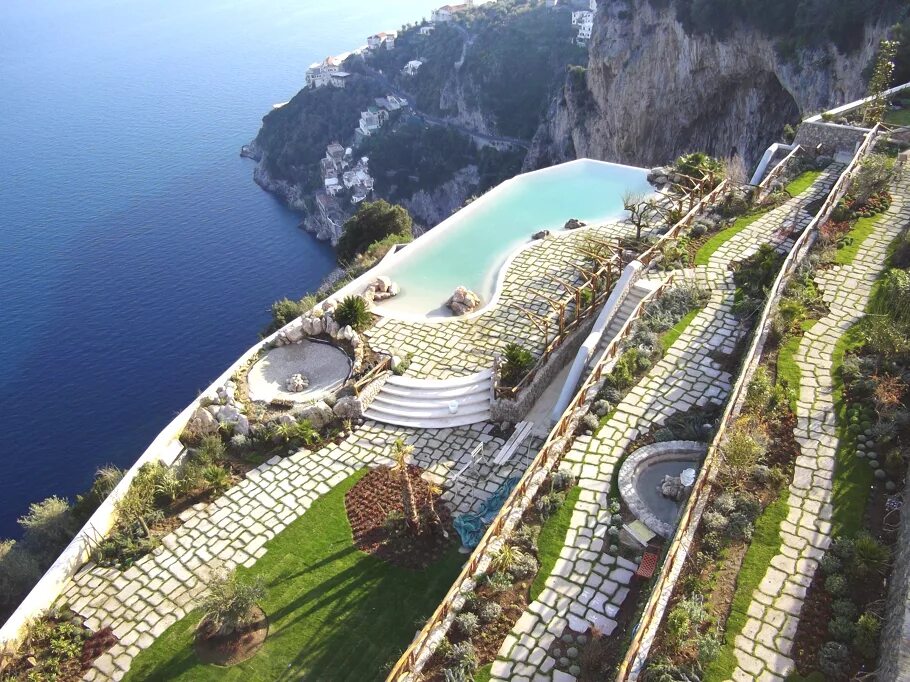 Италия Амальфи отели. Италия отель в скале. Италия побережье Амальфи отели на побережье.