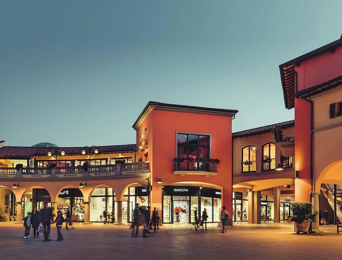 Outlet сайт. Outlet Village Италия. Аутлет в Италии. Серравалле аутлет. Аутлет Италия Брешия.