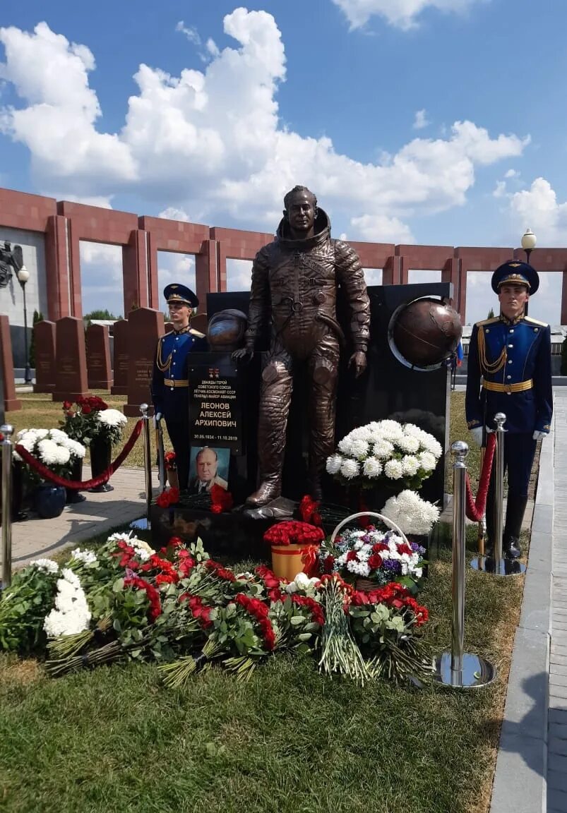 Леонов похоронен. Военное мемориальное кладбище в Мытищах. Мемориальное кладбище в Мытищах Леонов. Могила Космонавта Леонова в Мытищах.