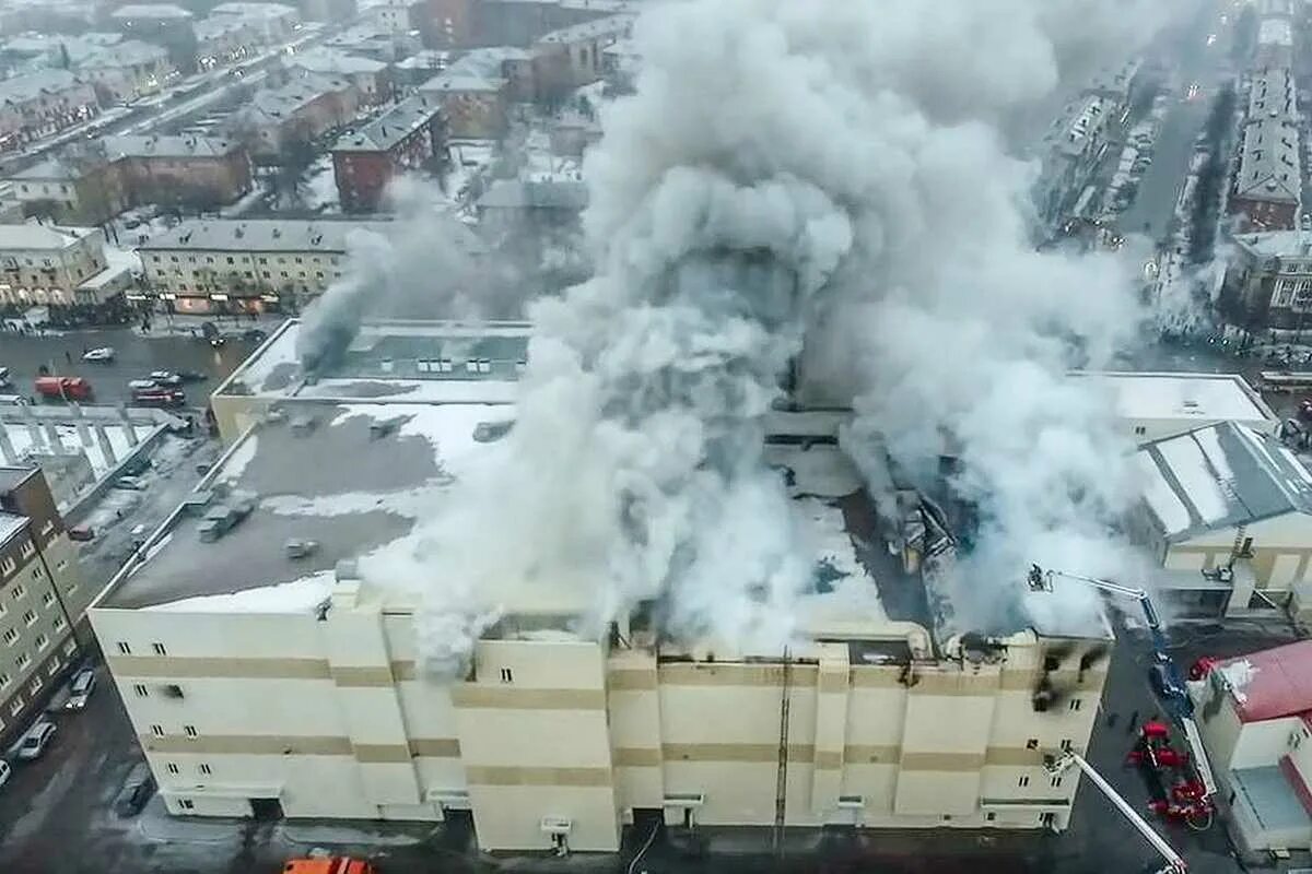 Трагедия в зимней вишне кемерово дата. Пожар в Кемерово в ТЦ зимняя вишня. Пожар в торгово-развлекательном комплексе «зимняя вишня». ТЦ зимняя вишня Кемерово.